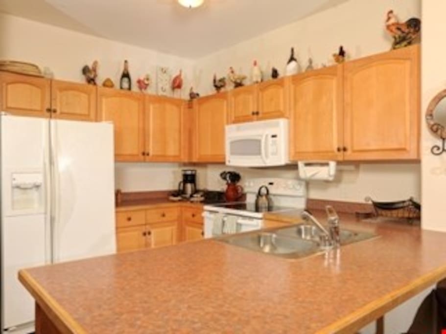 Prepare meals in the fully equipped kitchen and enjoy them together at the dining table.