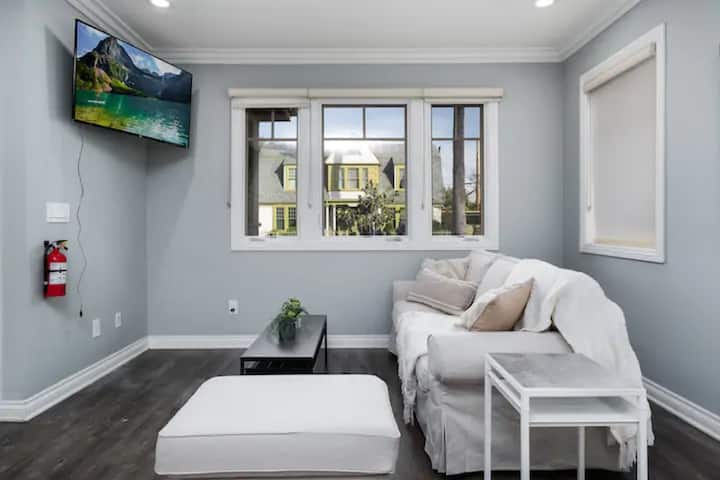 Stylish 4 Br Home Near Korea Town (Central La) - Los Angeles, CA