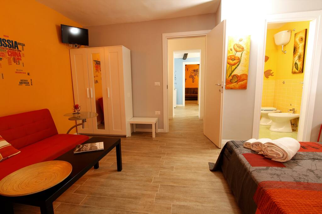 Camera 2 con bagno privato e zona soggiorno con divano letto