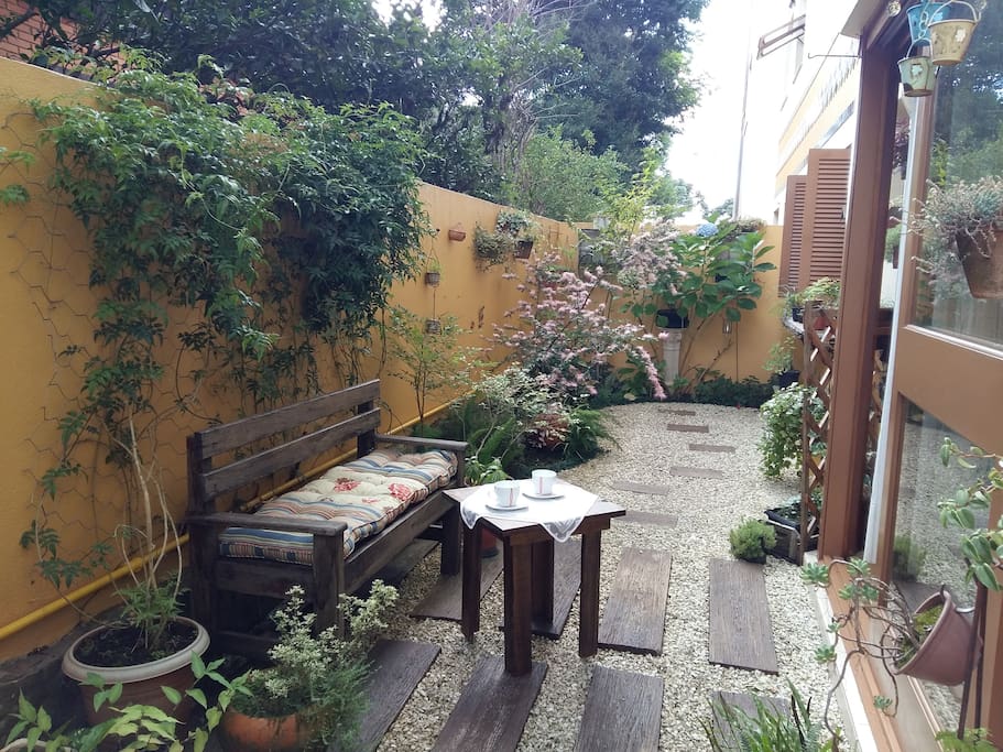 Lindo jardim privativo, com banco.