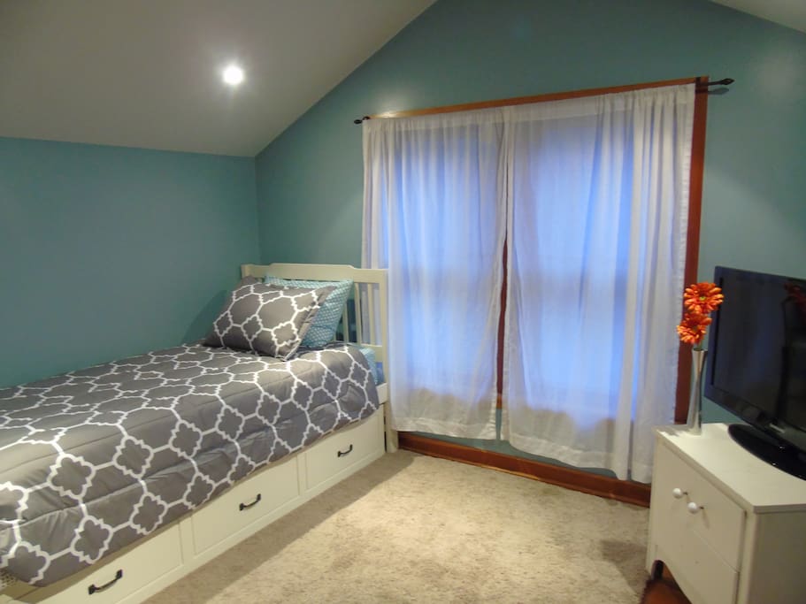 Upper loft with twin bed (trundle closed)