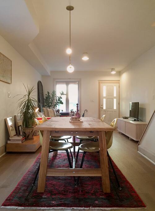 A great dining table to gather around!