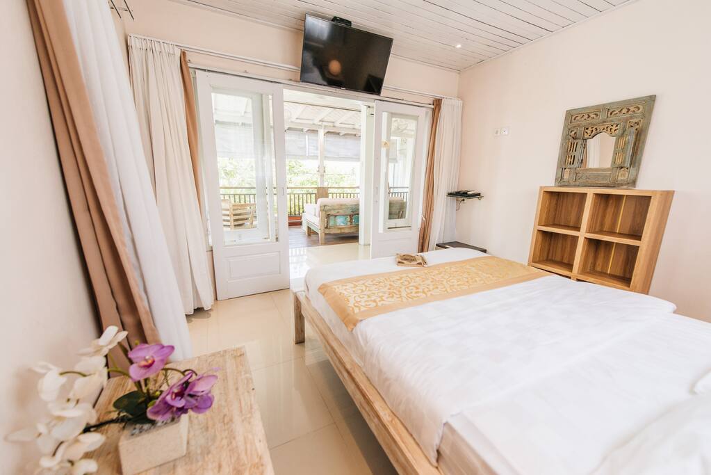 bedroom with private bathroom, cable TV, DVD player, wifi internet, hot water.