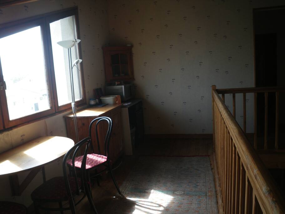 Mezzanine : coin repas & micro-onde