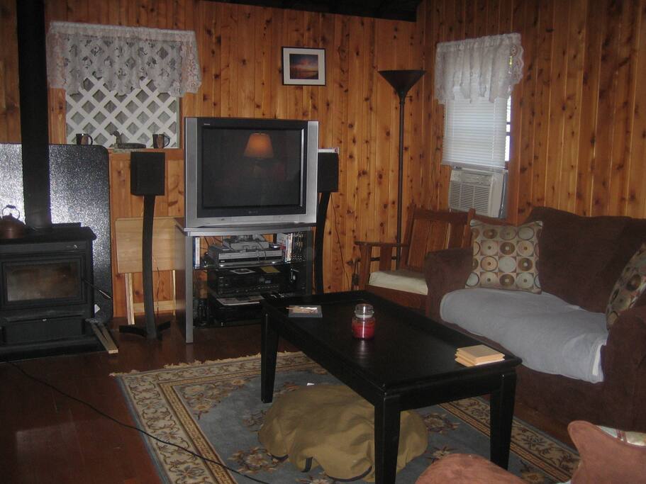 Living room with Cable TV, stereo, DVD/Video
