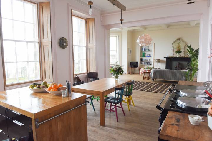 Beachside Spacious Edinburgh home 15 min from City gallery image 5