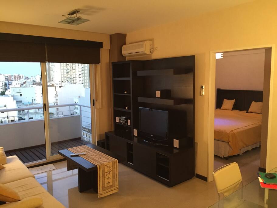 Living Comedor con aire acondicionado y TV