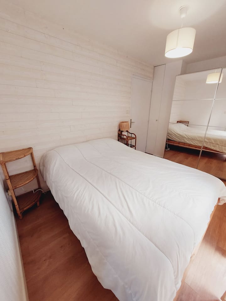 Habitación con cama doble, armario grande