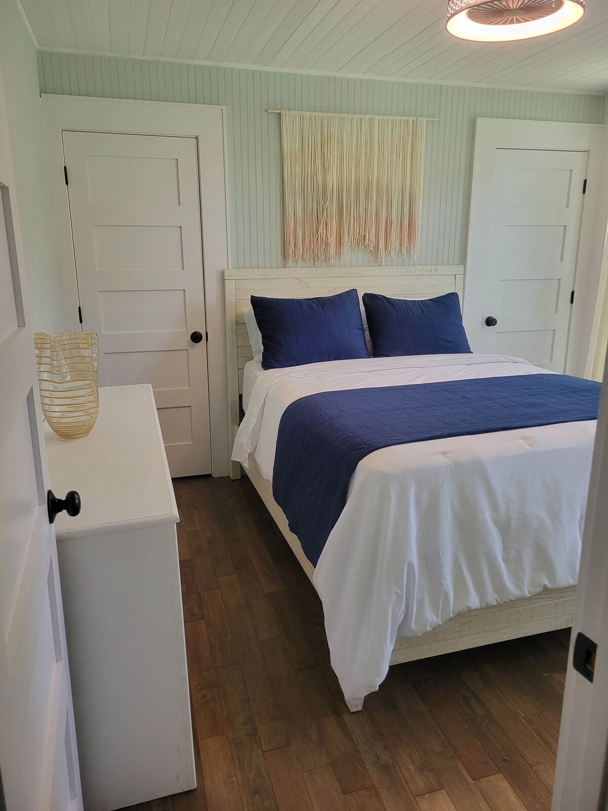 Bračni krevet (širine 150-179 cm) sa Simmons BeautyRestom. 
Luksuzni plišani/čvrsti madrac „Pacific Blue”. 