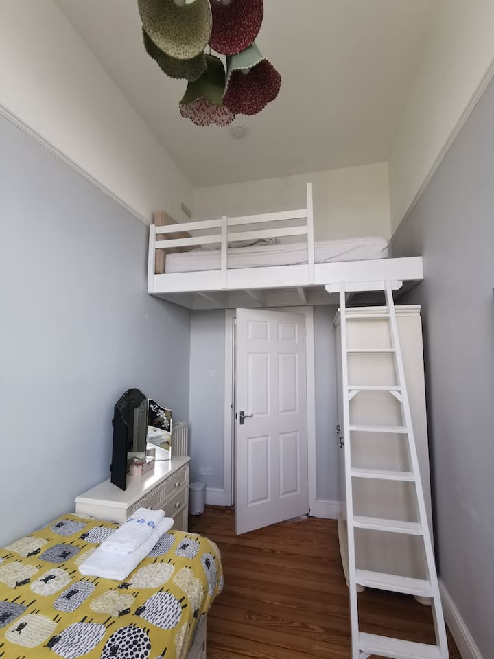 Საწოლი ანტრესოლი ერთადგილიან საძინებელში