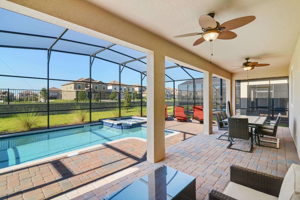 Sitting by the pool to enjoy a leisurely breakfast is a great way to start each day of your vacation here in Orlando. Make sure to take a relaxed and gentle approach before the excitement of the theme parks nearby!