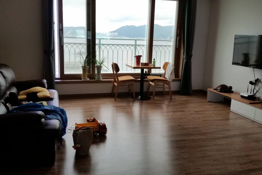 앞에는 바다 뒤에는 봉화산