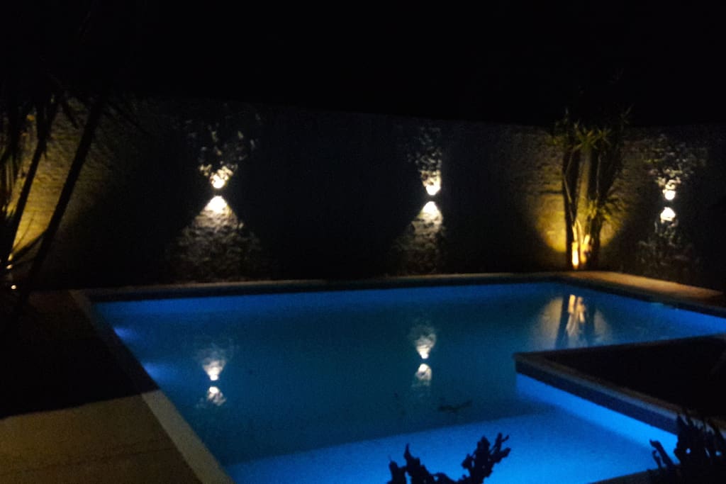 Vista noctura de la piscina