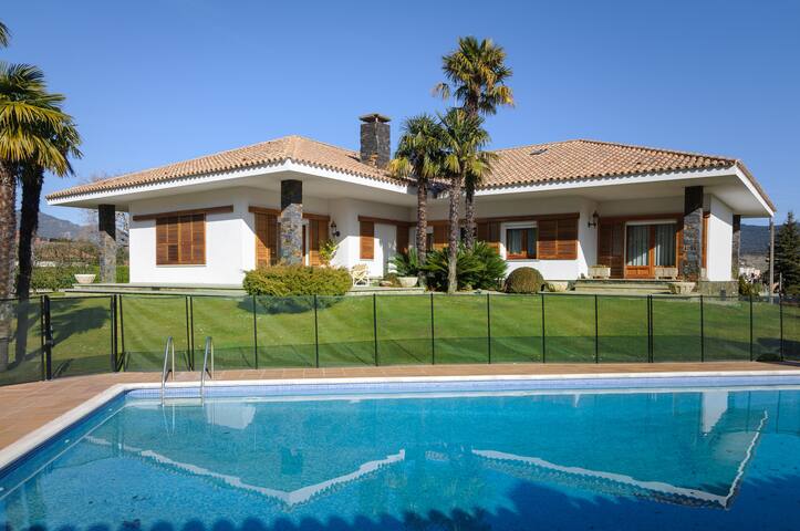 Acogedora casa con amplio jardín y piscina.