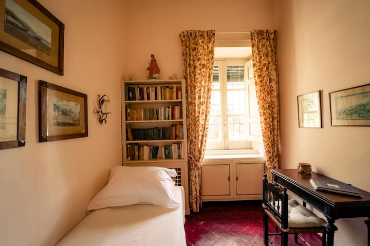 Dhomë gjumi teke ( mund të vendoset si krevat dopio) 