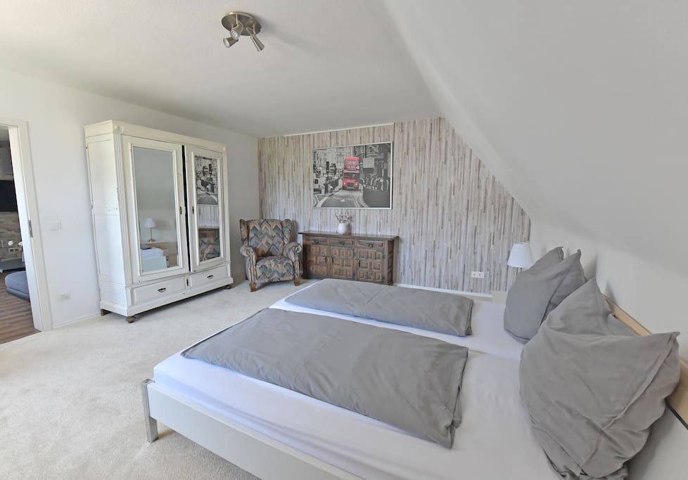 Schlafzimmer 1