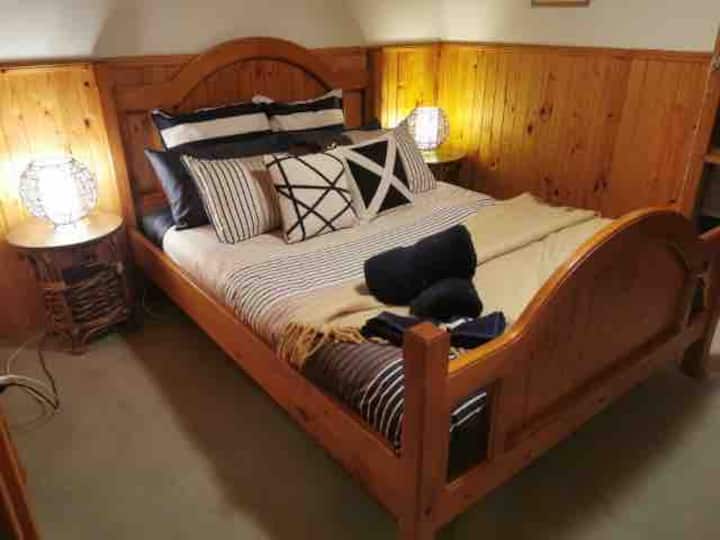 Dormitorio principal. Ropa de cama y toallas de calidad.