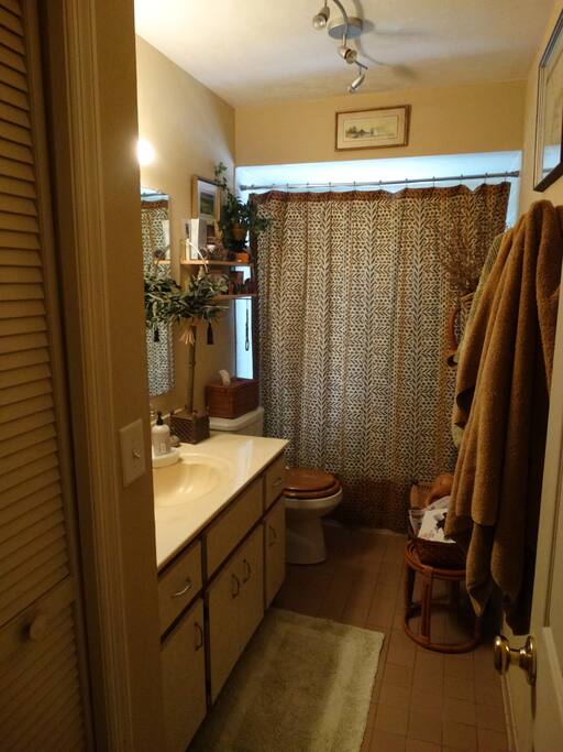 this is the private
bath all photos need help. trying to add more detailed