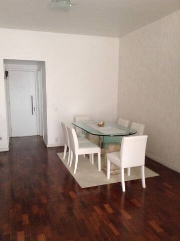 Amplo 3 qt em frente à Praia *PERFEITO P/ CARNAVAL gallery image 3