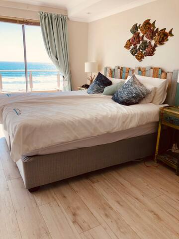Beachfront Penthouse Nautica 704 Table View – CPT gallery image 5