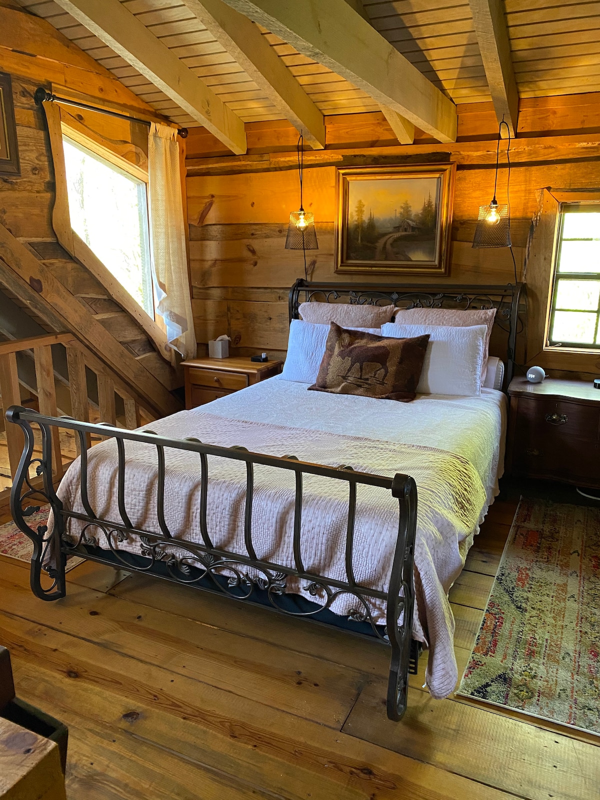 تحتوي غرفة النوم العلوية على سرير بحجم وسط بمرتبة مؤقتة. حمام خاص بدش. تلفزيون مع تلفاز Apple. متحدث ألكسا. مناظر خلابة من هذه المساحة على قمة الشجرة!