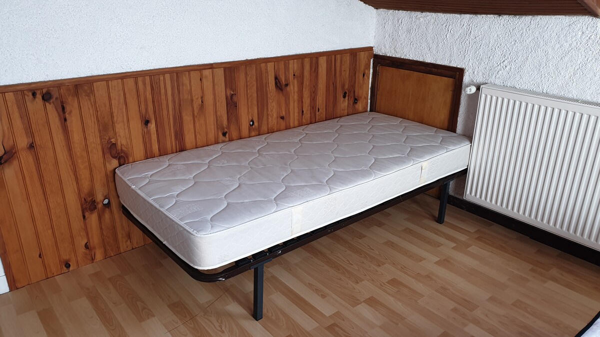 Lôžko jedno miesto na internáte (spálňa na poschodí s rozlohou 20 m2)