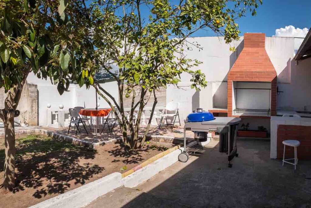 Área de BBQ con parrilla para asados