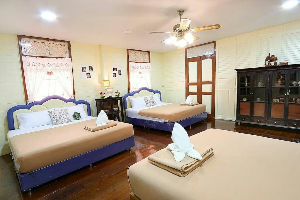 The room is decorated in contemporary style. It is a wooden house of Thailand. Antique wooden furniture and decorative items are classical dance.