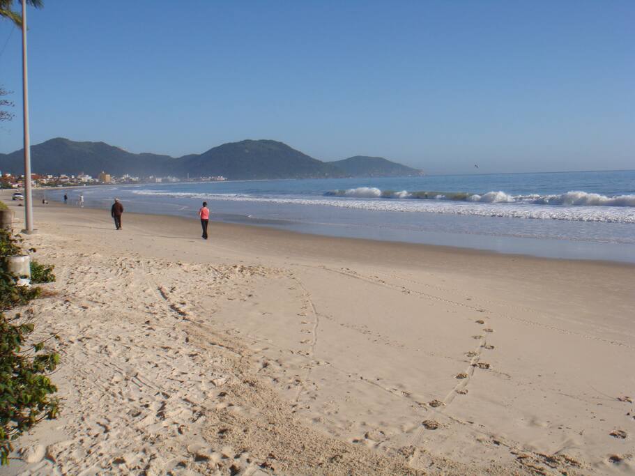 Praia a 30 mts do apto.