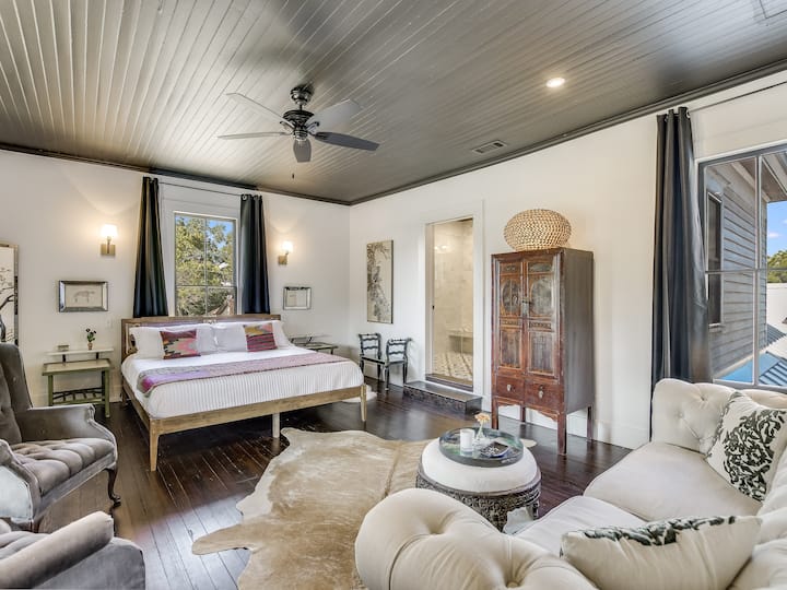 The Agnes Estella Room เธอจะทำให้จิตใจของคุณสงบด้วยความสงบสุขของเธอเธอมีโซฟาพื้นที่นั่งเล่นพร้อมเก้าอี้ 2 ตัวและตู้เสื้อผ้า