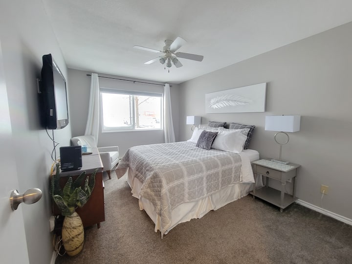 Огромна родителска спалня с удобно двойно легло. 