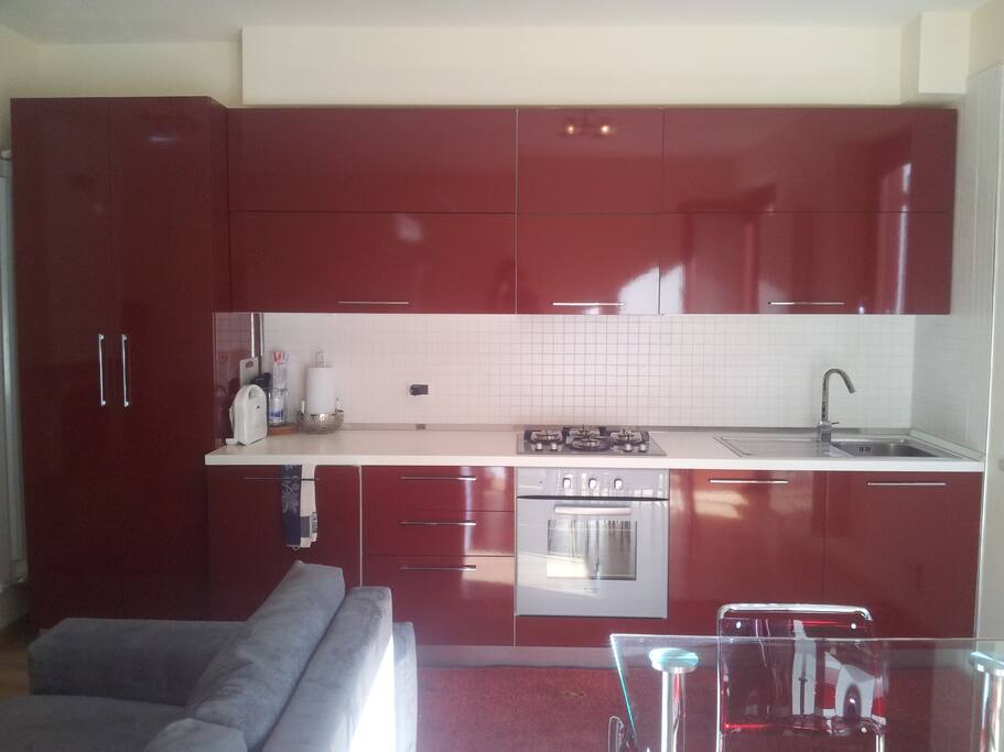 cucina americana con lavastoviglie