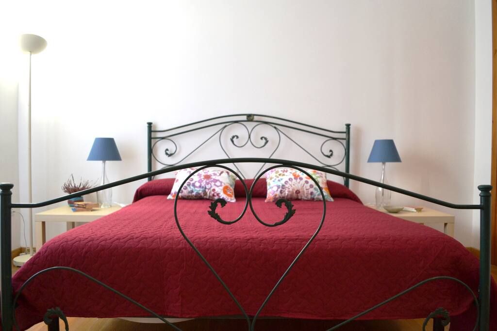 Camera da letto matrimoniale, con A/C, bagno in camera, cabina armadio e TV LED.