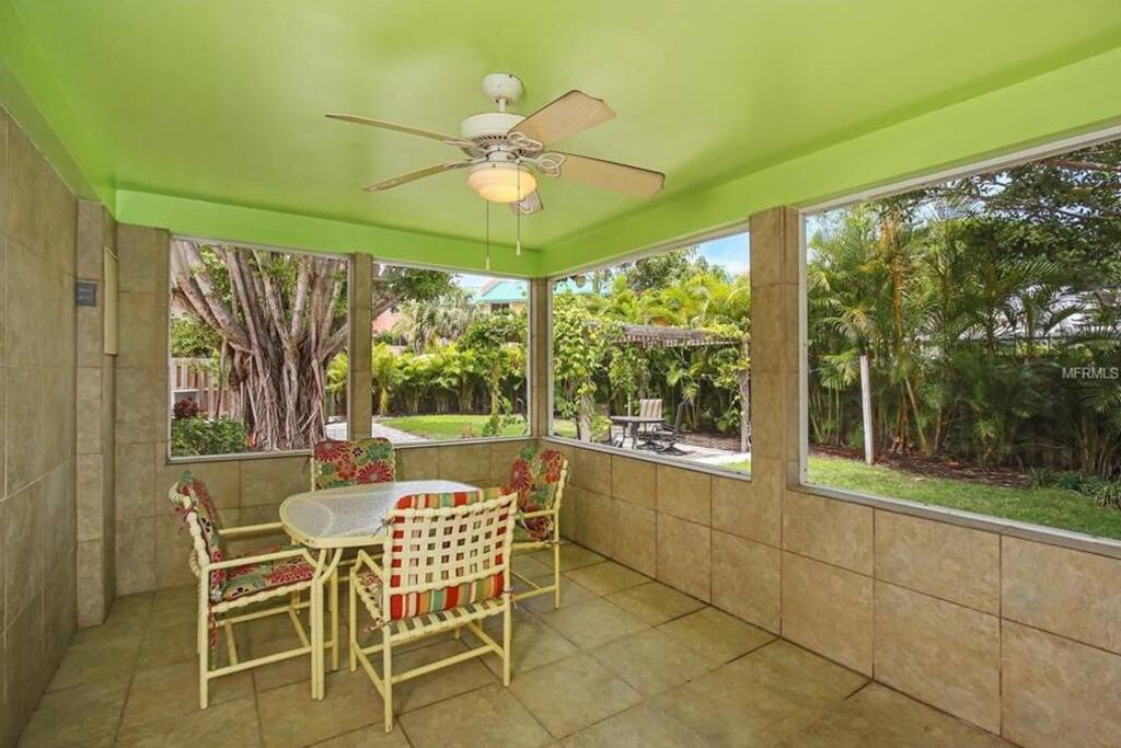 Private enclosed screened-in lanai