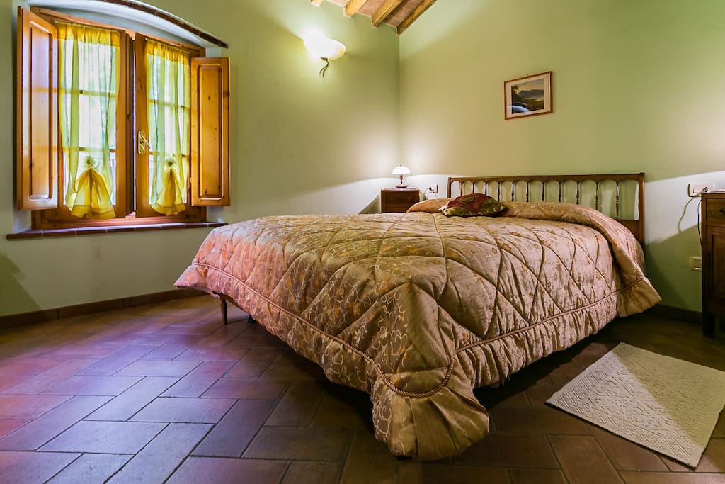 Una camera con letto matrimoniale