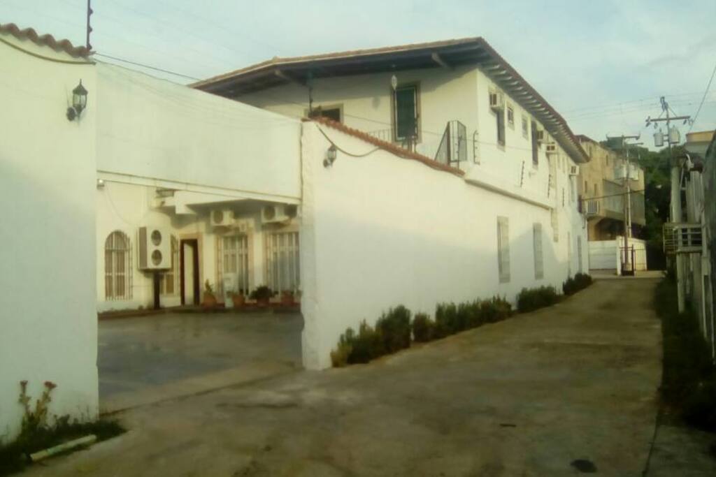 Contamos con amplios apartamentos tipo estudio y cómodas habitaciones y estacionamiento seguro.
