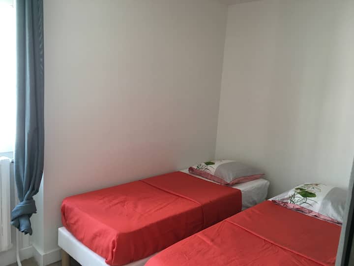 غرفة نوم بسريرين فرديين يمكن الوصول إليهما لترتيب سرير مزدوج واحد 