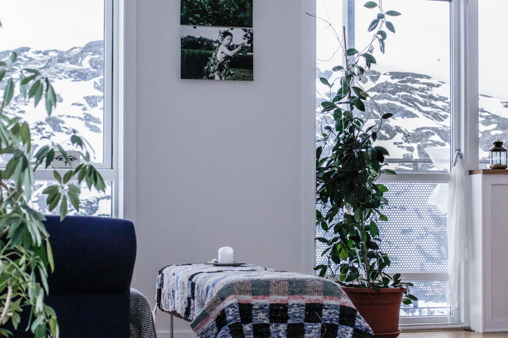 Living room with view over the mountain and fjord