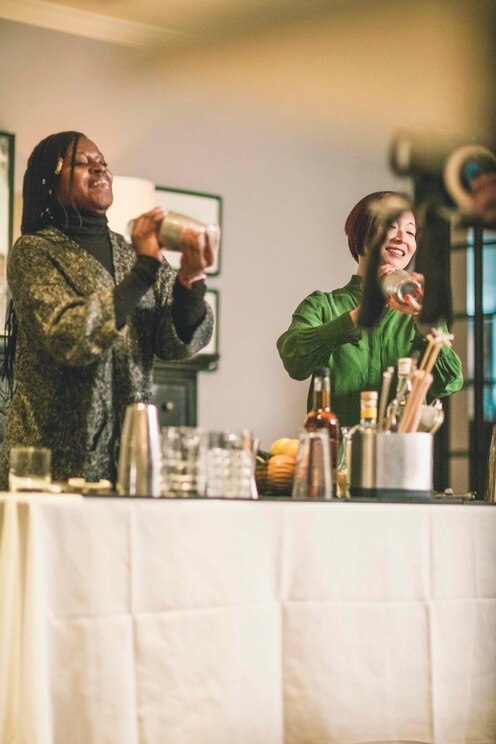 Show full-screen, host-provided image