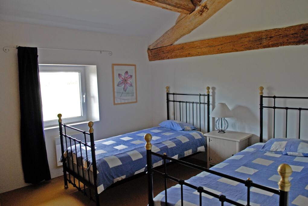 Chambre avec 2 petits lits