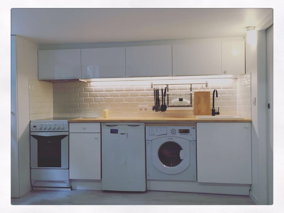 The fully equipped kitchen: oven, fridge and even a washing machine/dryer in case you need to wash your clothes. There is also a coffee machine and all your need for breakfast.