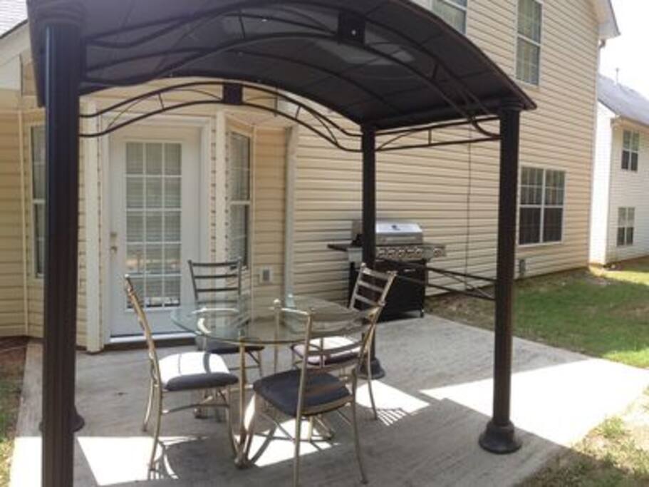 Spacious Backyard w/Grill