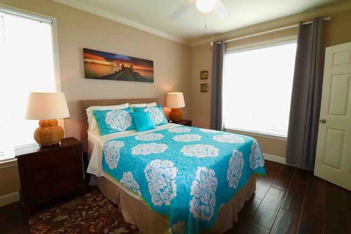 Основен прозорец на спалнята с изглед към Мексиканския залив и басейна на лагуната