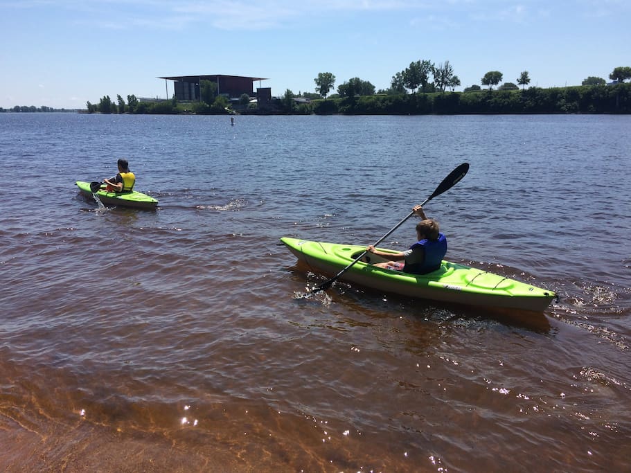 kayaks (2) et un canot 2 places peuvent etre disponibles