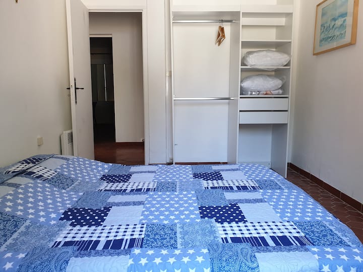 ห้องนอนพร้อมห้องแต่งตัวและเตียงเดี่ยว 90 ซม. 2 เตียง วิวสระว่ายน้ำ