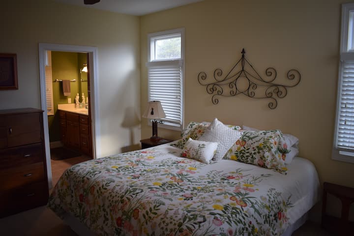 غرفة النوم الرئيسية في الطابق العلوي - سرير بمقاس كبير