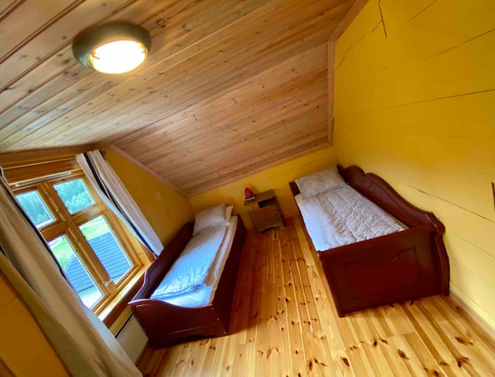 Спалня с две 75 - сантиметрови дневни легла. Възможно е да се побере детско креватче в тази спалня