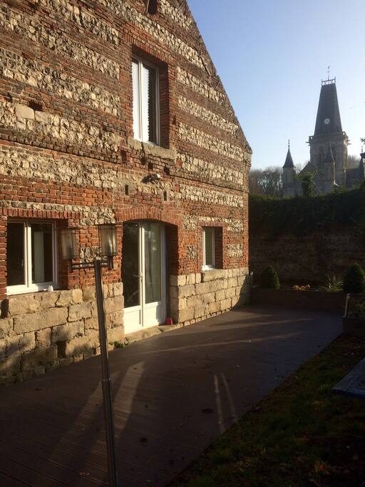 Ancienne écurie entièrement rénovée au bord du dun. Avec terrasse et grand jardin privatif