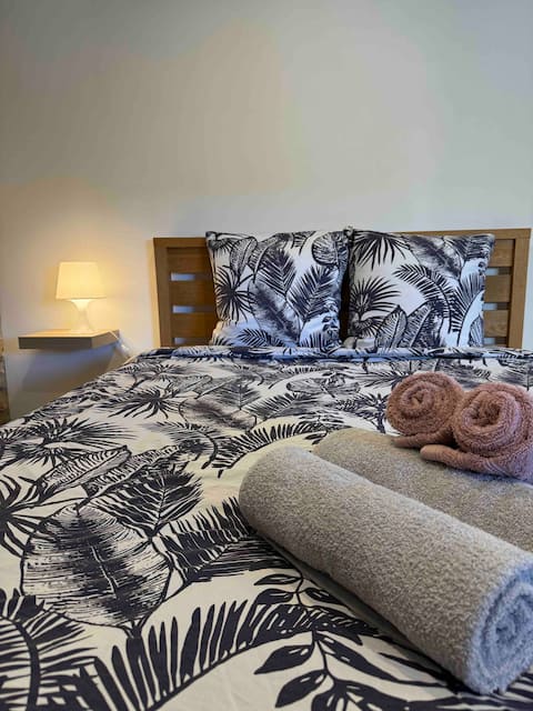 Studio, spacious and cool + free parking