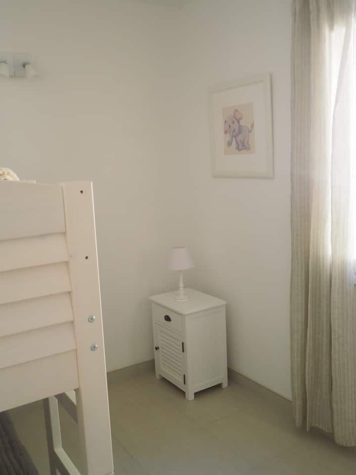 ห้องนอน #4 พร้อมเตียงสองชั้น/ห้องนอน #4 avec lits superposés 